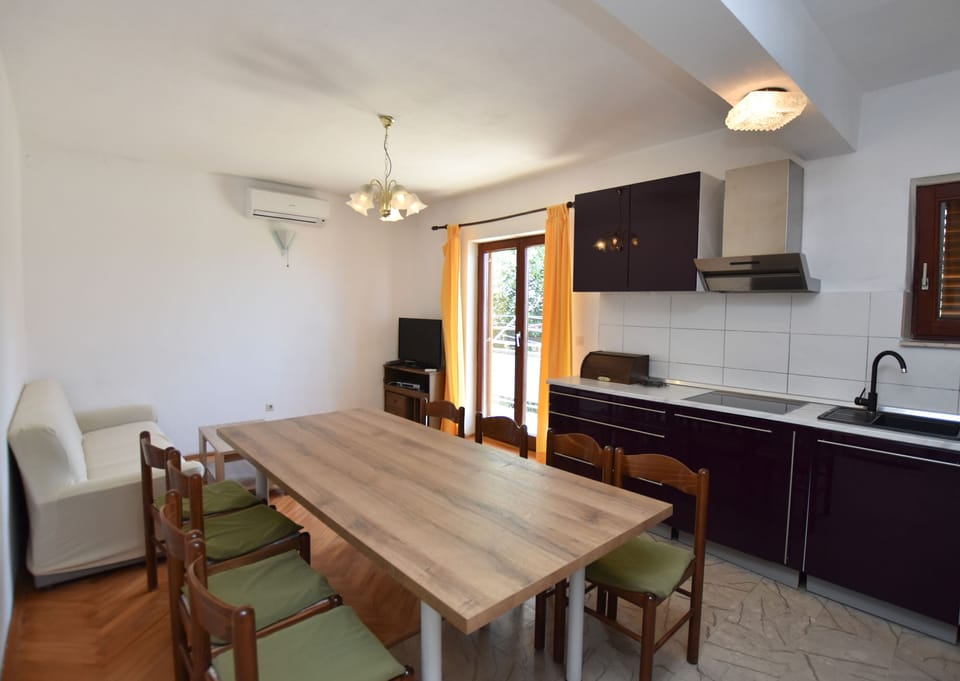 Apartment (A1) | Private kitchen | Espresso maker, fridge, oven, stovetop