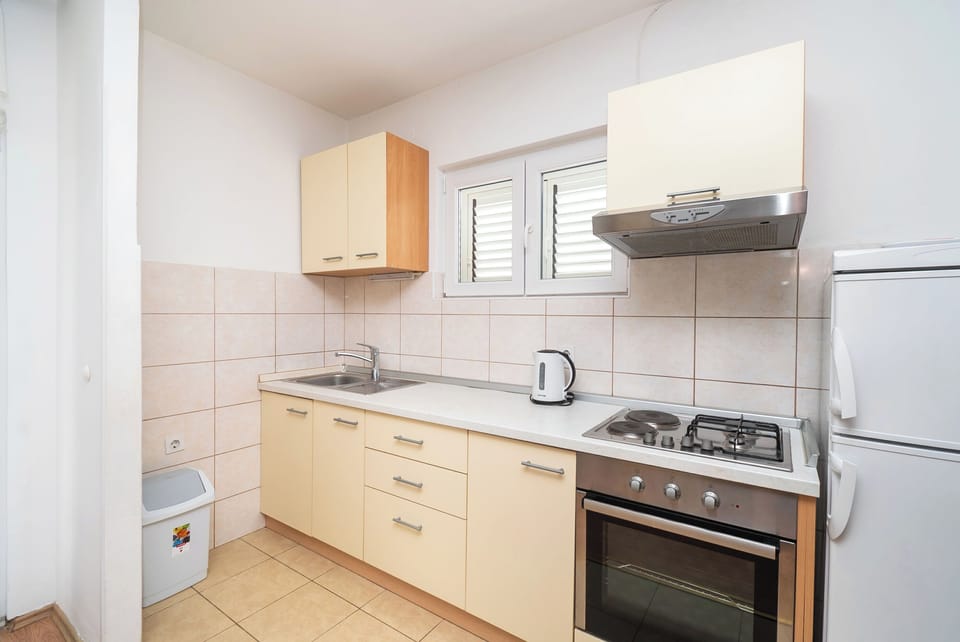 Apartment (A1) | Private kitchen | Fridge, microwave, oven, stovetop