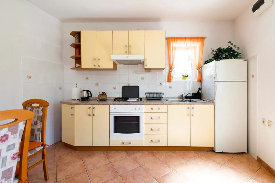 Private kitchen | Fridge, stovetop, electric kettle, dining tables