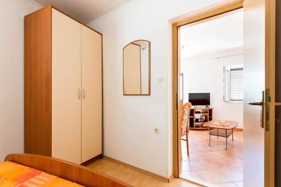 Iron/ironing board, bed sheets