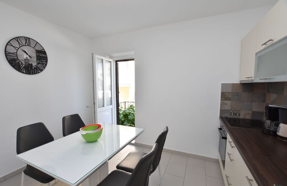 Private kitchen | Fridge, microwave, oven, stovetop