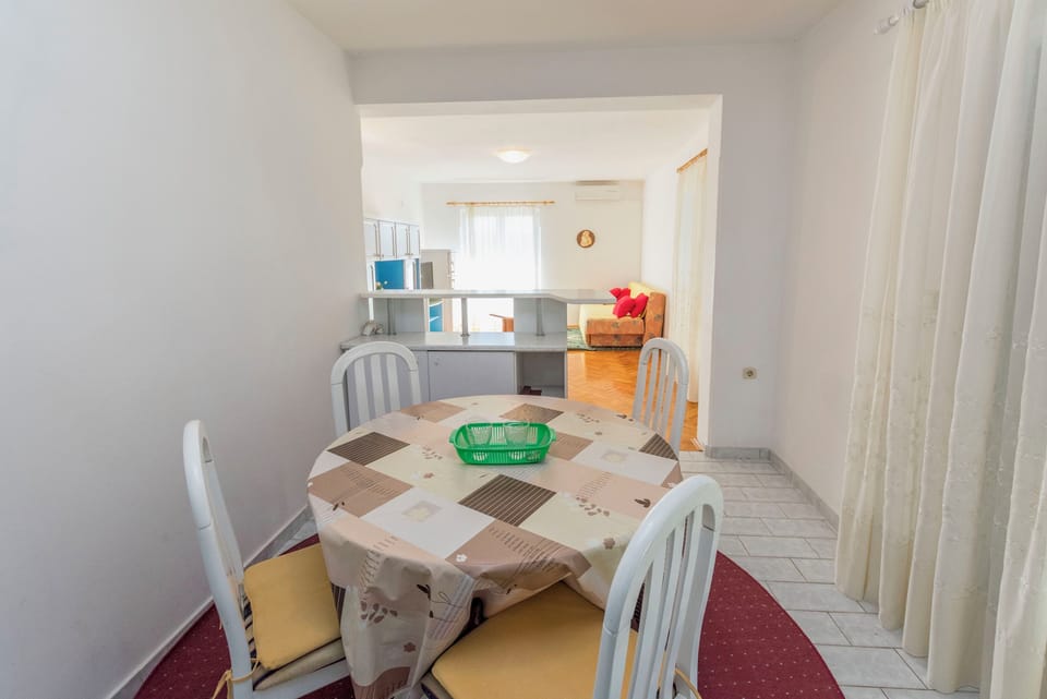 Apartment (A3) | Dining