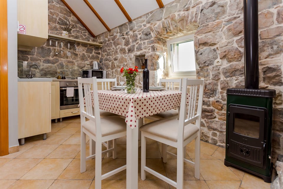House | Private kitchen | Fridge, oven, stovetop, electric kettle