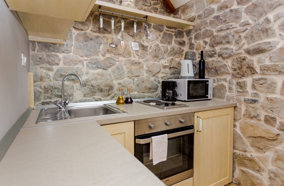 House | Private kitchen | Fridge, oven, stovetop, electric kettle