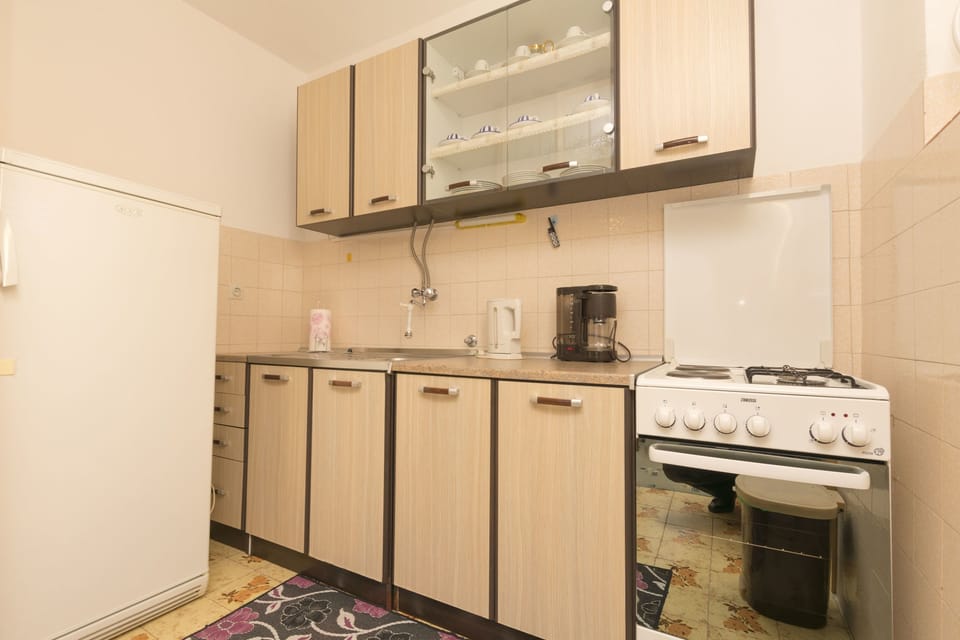 Apartment (A2) | Private kitchen | Espresso maker, coffee/tea maker, fridge, oven