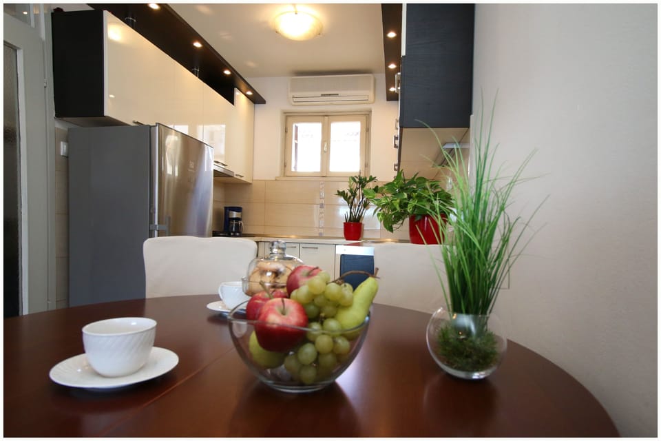 Apartment (A1) | Private kitchen | Fridge, oven, stovetop, dishwasher