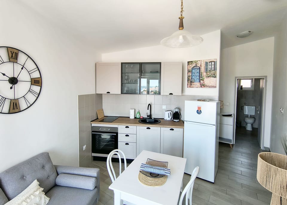 Apartment (A1) | Private kitchen | Fridge, oven, stovetop, espresso maker