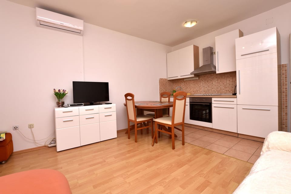 Apartment (A1) | Living room | TV