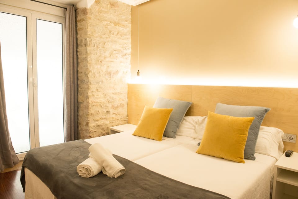 Double Room, Shared Bathroom (with shower in room, exterior) | Soundproofing, free cribs/infant beds, free WiFi, bed sheets
