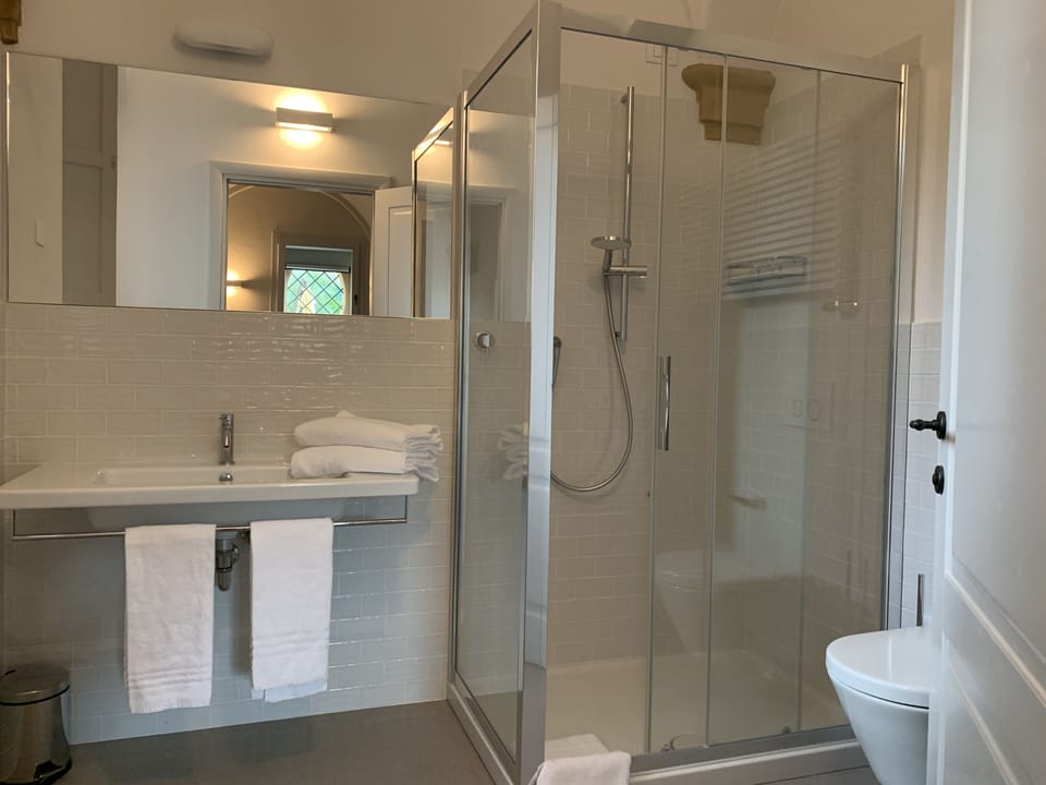 Superior Room | Bathroom | Shower, free toiletries, hair dryer, bidet