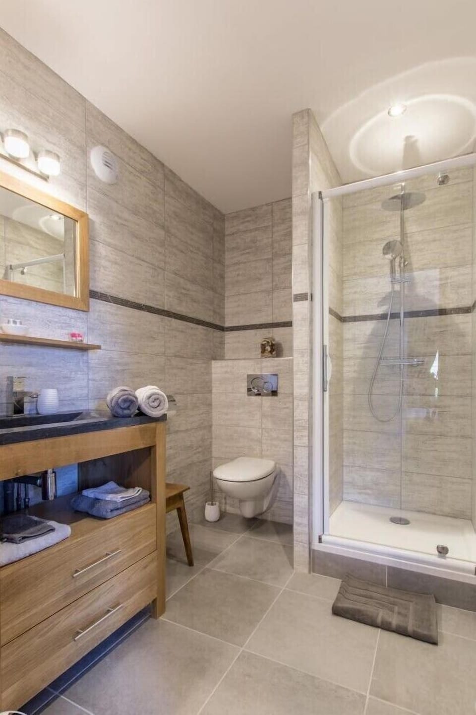 Double Room (Hugo) | Bathroom | Shower, hair dryer, bathrobes, towels