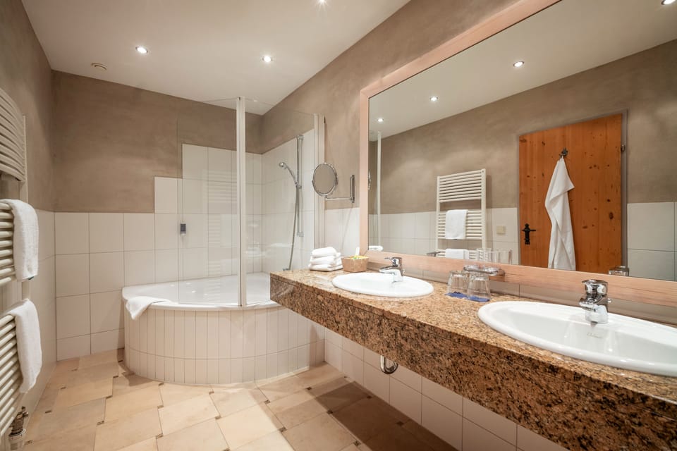 Suite (Dagobert) | Bathroom | Free toiletries, hair dryer, bathrobes, heated floors