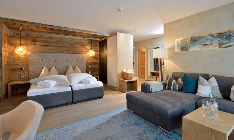 Suite (Mickey Bambini) | Premium bedding, minibar, in-room safe, desk