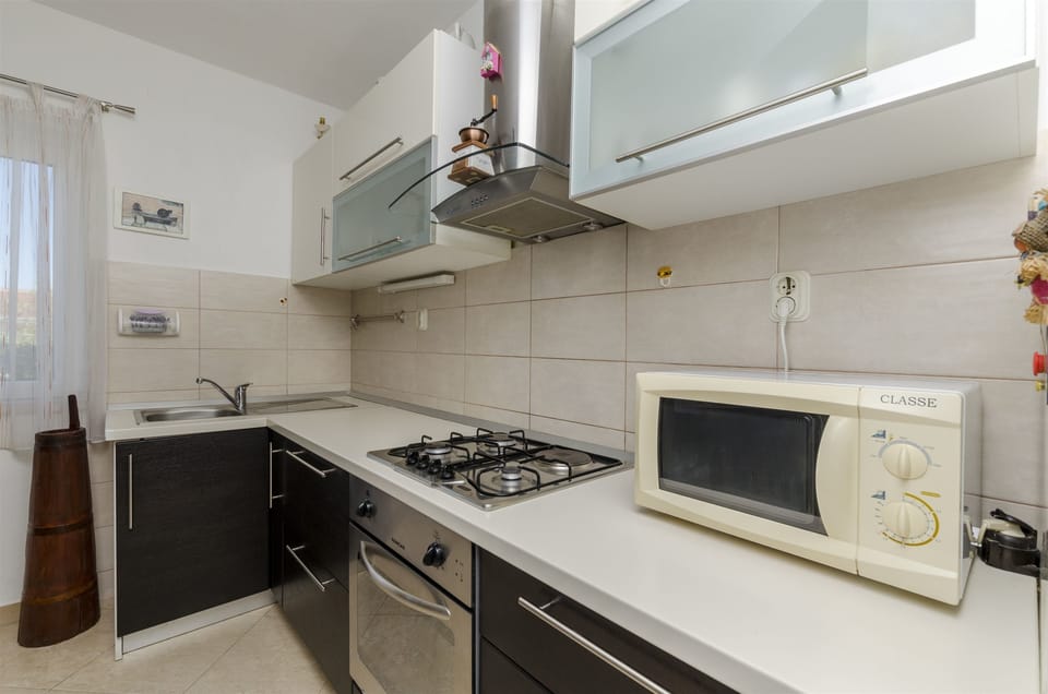 Private kitchen | Fridge, microwave, oven, stovetop