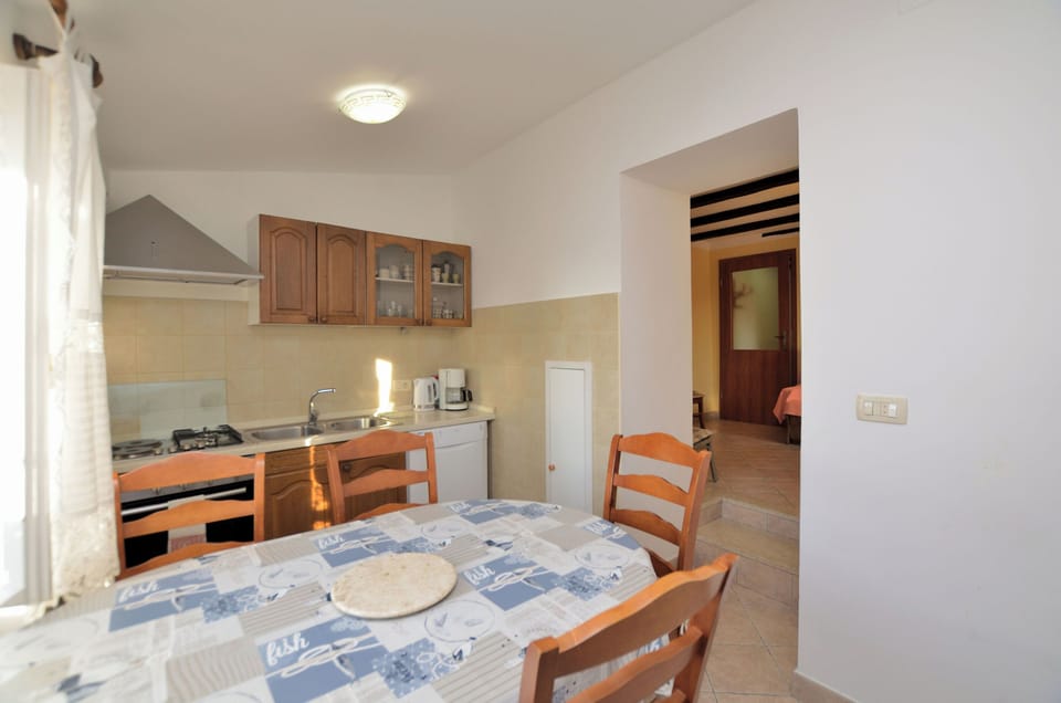 Apartment (A1) | Private kitchen | Fridge, microwave, oven, stovetop