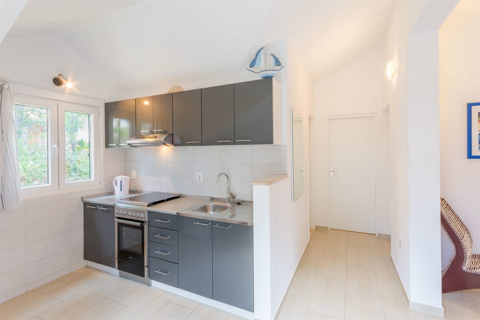 Private kitchen | Fridge, oven, stovetop, espresso maker