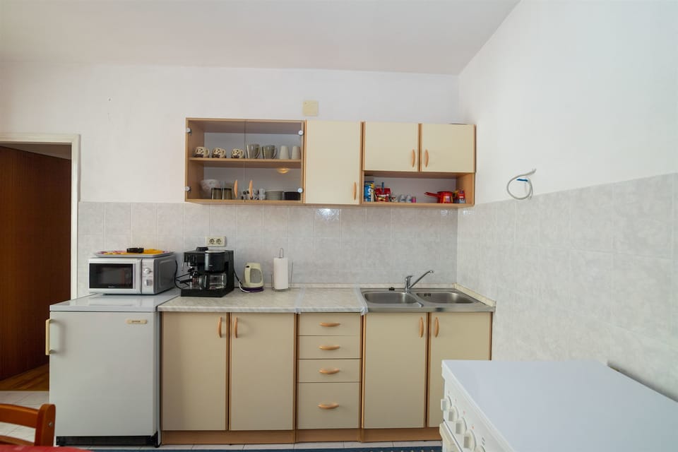 Private kitchen | Fridge, microwave, oven, stovetop