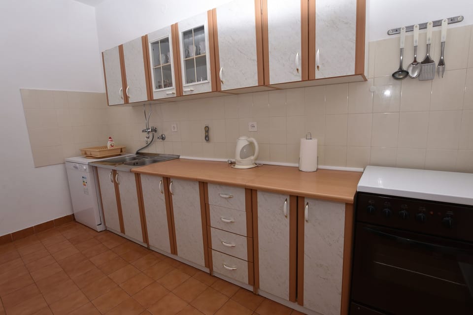 Apartment (A1) | Private kitchen | Fridge, oven, stovetop, electric kettle