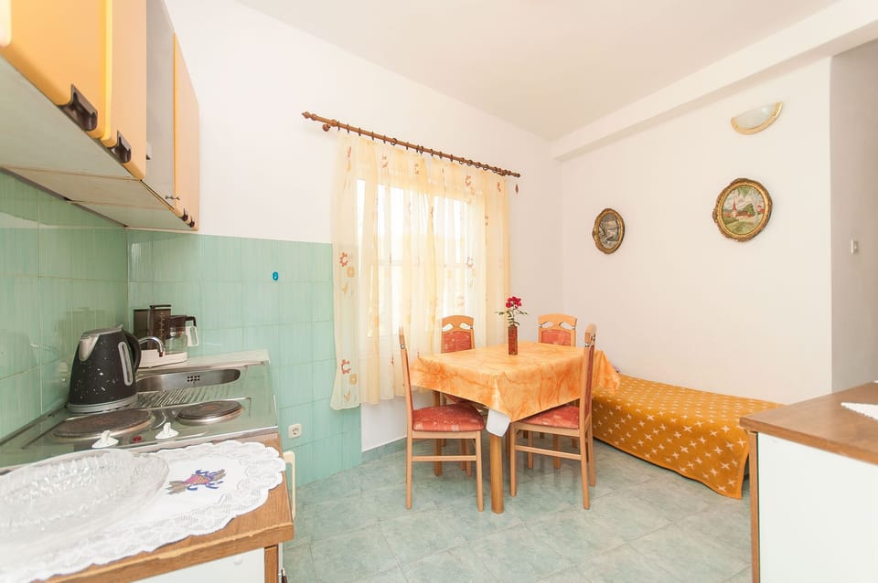 Apartment (A1) | Private kitchen | Fridge, oven, stovetop, espresso maker