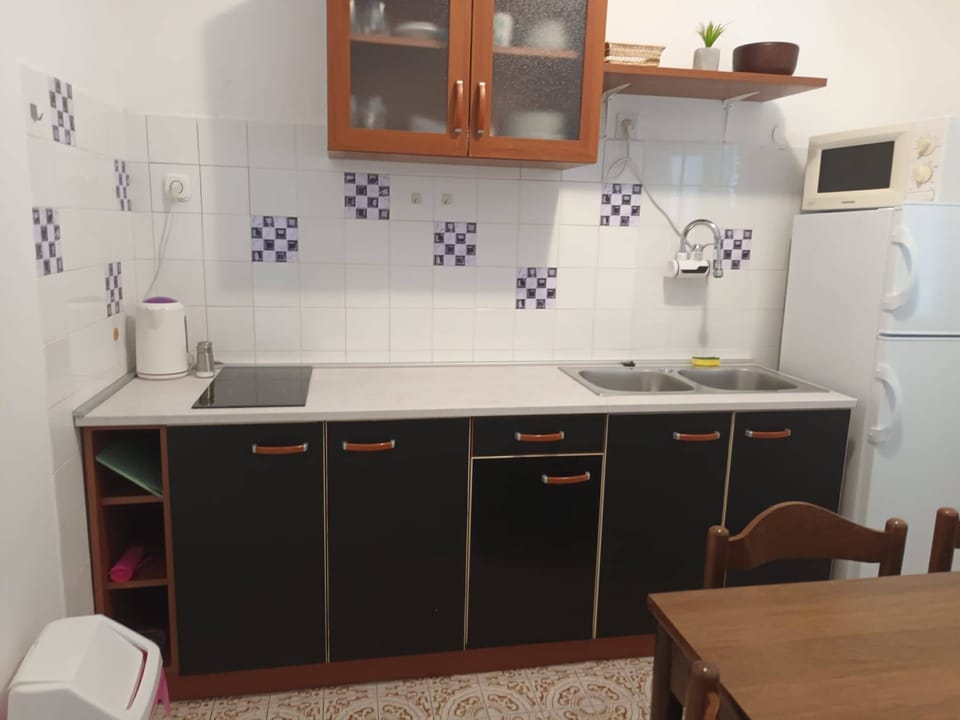 Private kitchen | Fridge, microwave, stovetop, electric kettle