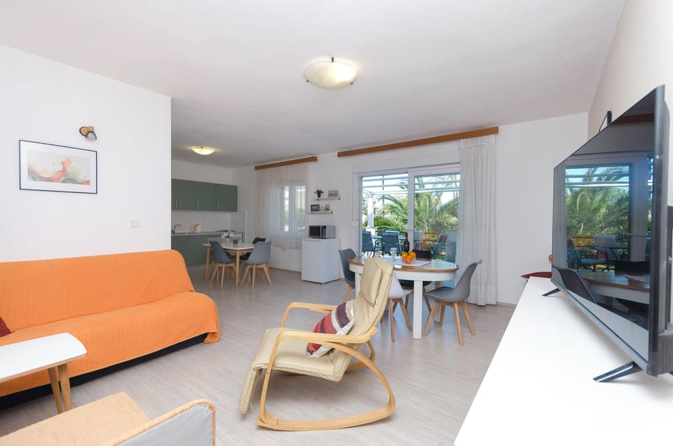 Apartment (A1) | Private kitchen | Fridge, microwave, oven, stovetop