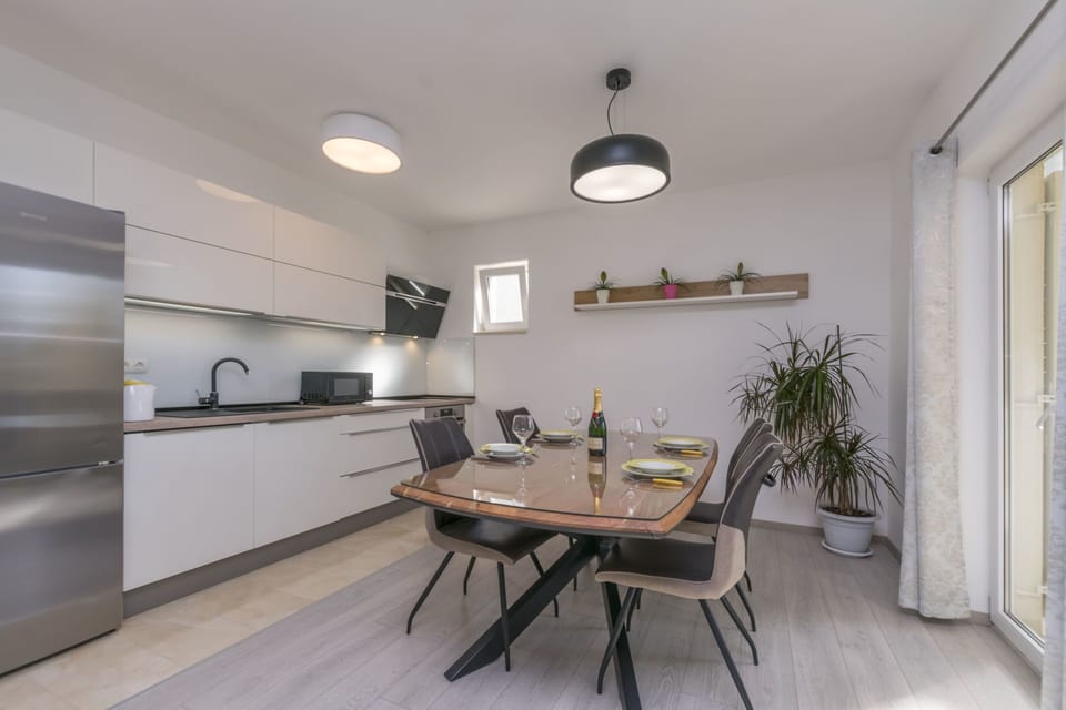 Apartment (A1) | Private kitchen | Fridge, microwave, oven, stovetop