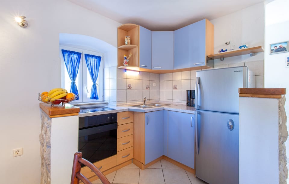 Private kitchen | Fridge, microwave, oven, stovetop