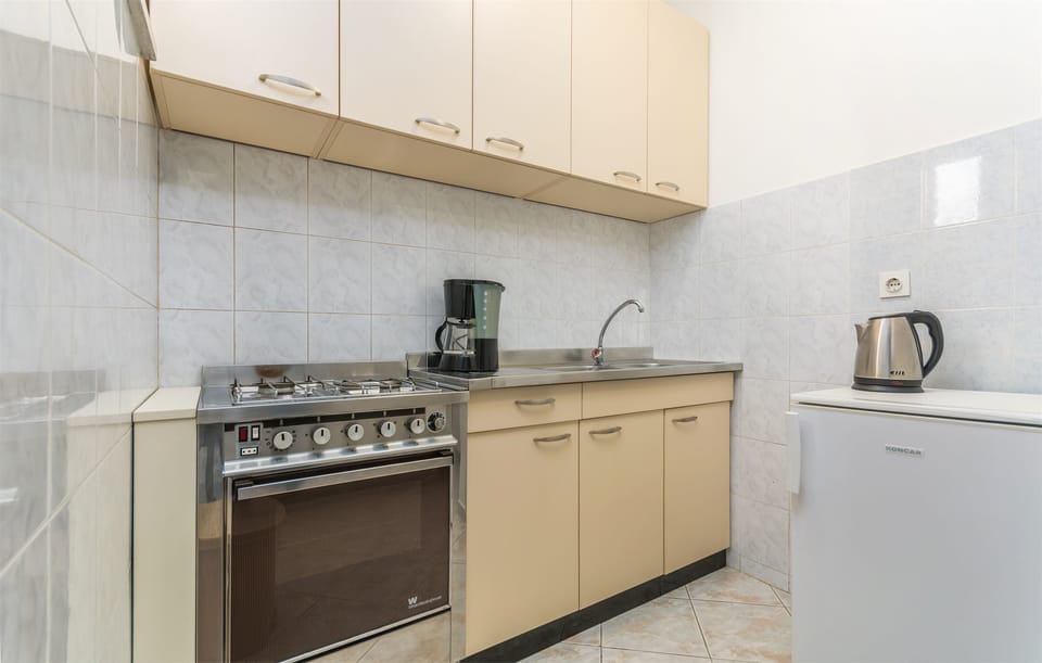 Private kitchen | Fridge, microwave, oven, stovetop