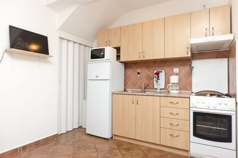 Private kitchen | Fridge, microwave, oven, stovetop