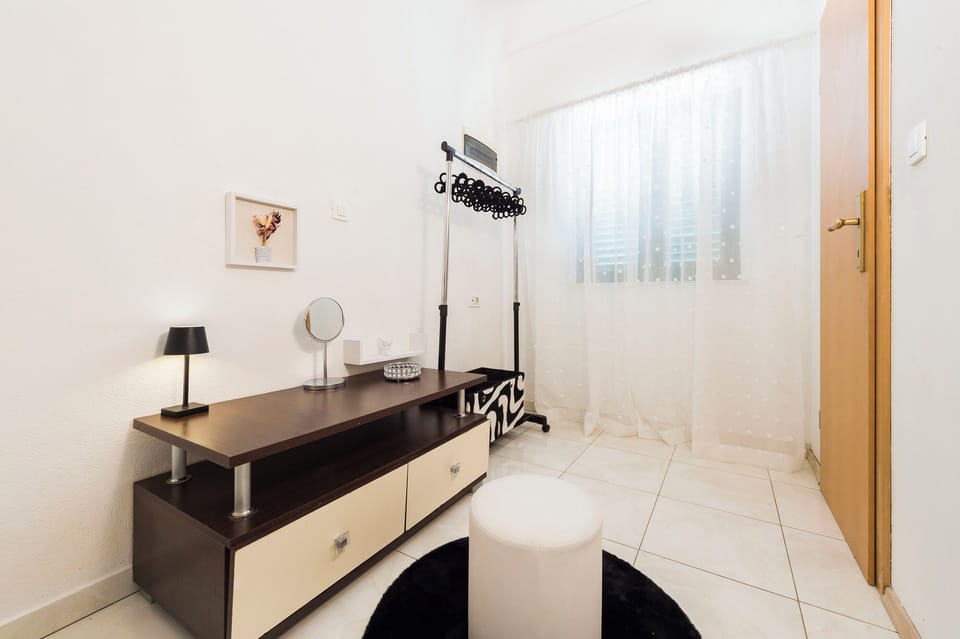 House | Iron/ironing board, WiFi (free), bed sheets