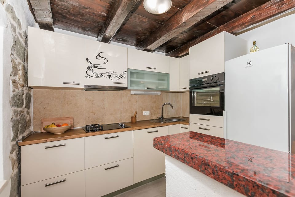 Apartment (A1) | Private kitchen | Fridge, microwave, oven, stovetop