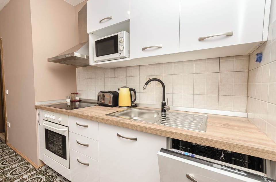 House | Private kitchen | Fridge, microwave, oven, stovetop