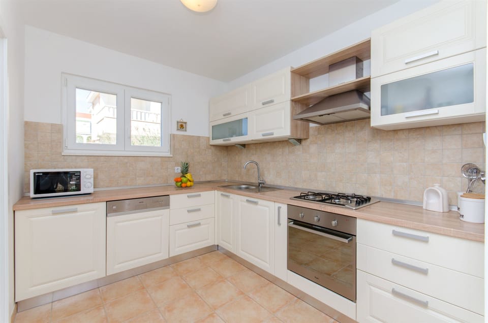 Private kitchen | Fridge, microwave, oven, stovetop