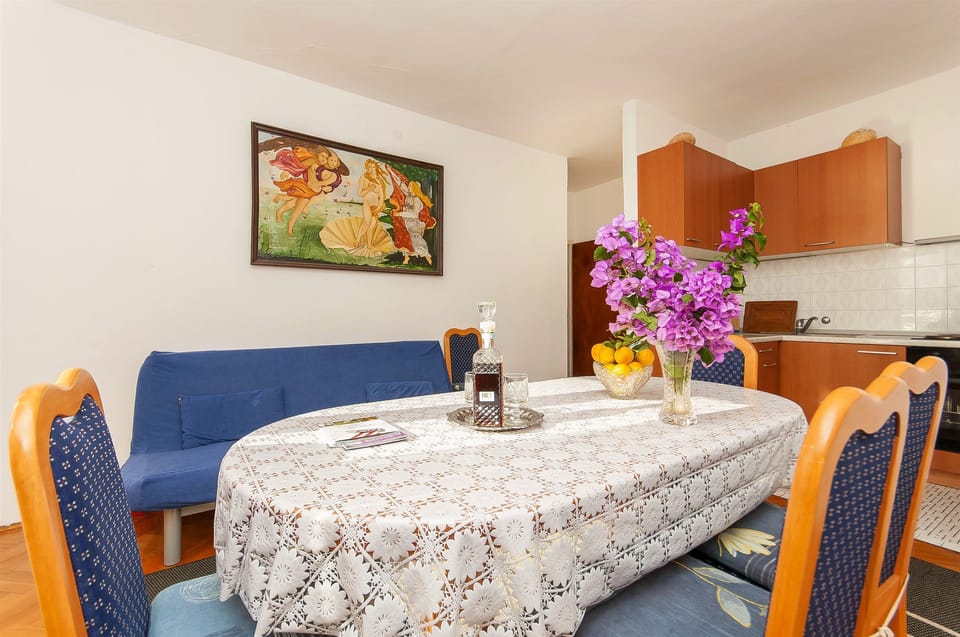 Private kitchen | Fridge, oven, stovetop, electric kettle