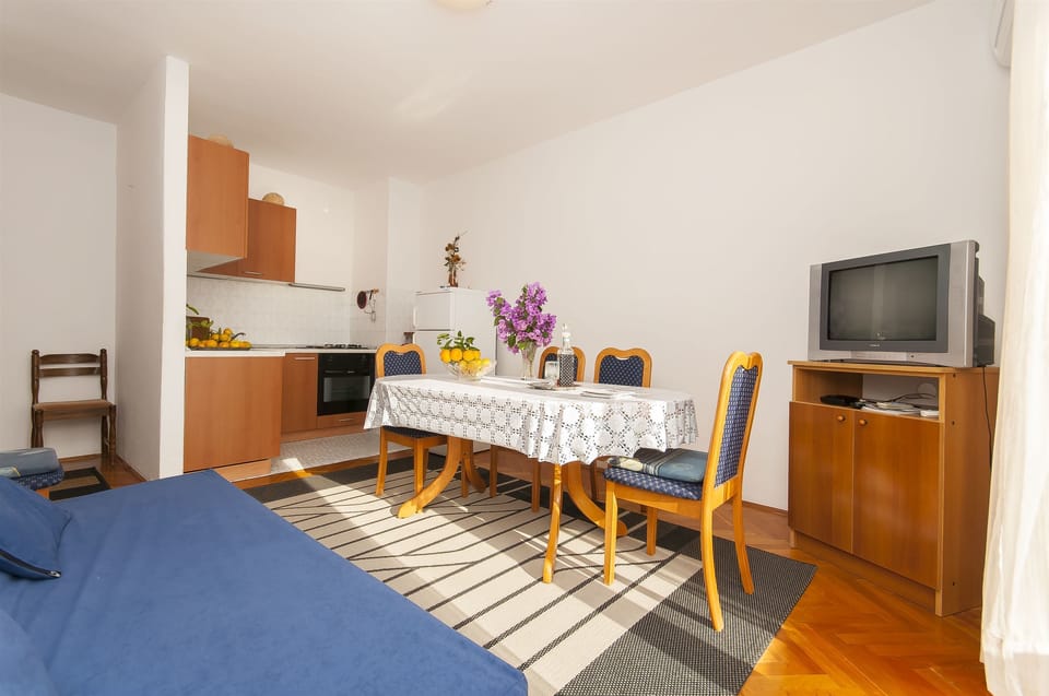 Private kitchen | Fridge, oven, stovetop, electric kettle