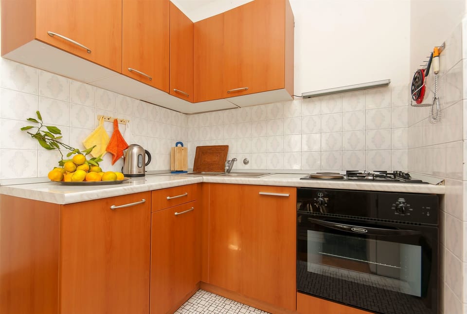 Private kitchen | Fridge, oven, stovetop, electric kettle