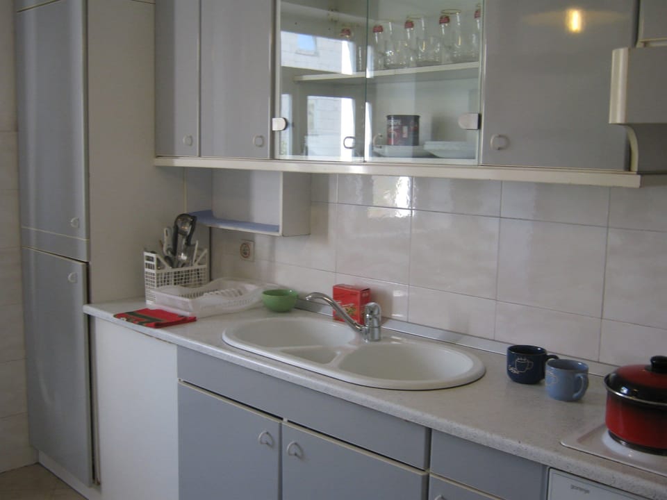 Private kitchen | Fridge, oven, stovetop, cookware/dishes/utensils