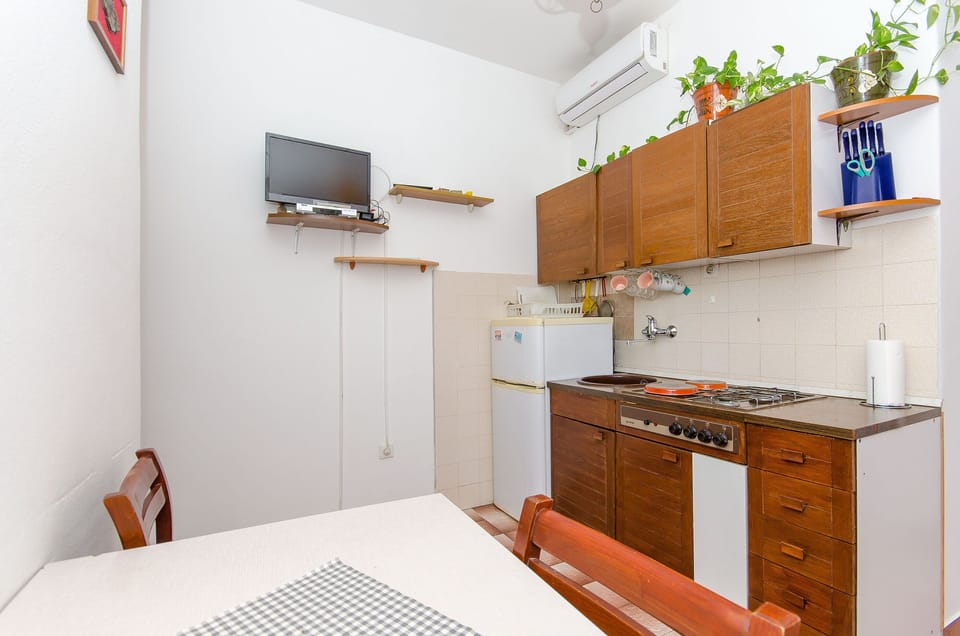 Apartment (A1) | Private kitchen | Fridge, microwave, oven