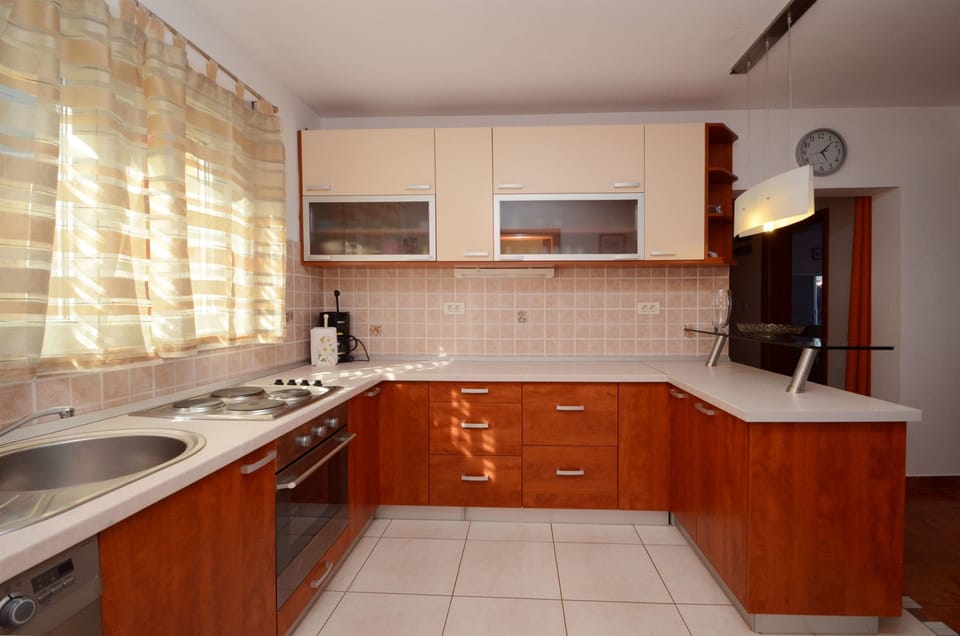 Private kitchen | Espresso maker, coffee/tea maker, fridge, oven