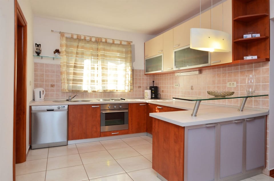 Private kitchen | Espresso maker, coffee/tea maker, fridge, oven