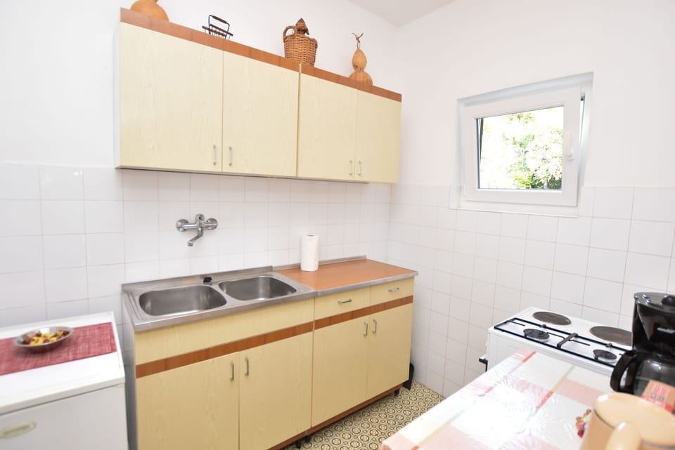 Apartment (A1) | Private kitchen | Fridge, oven, stovetop, espresso maker