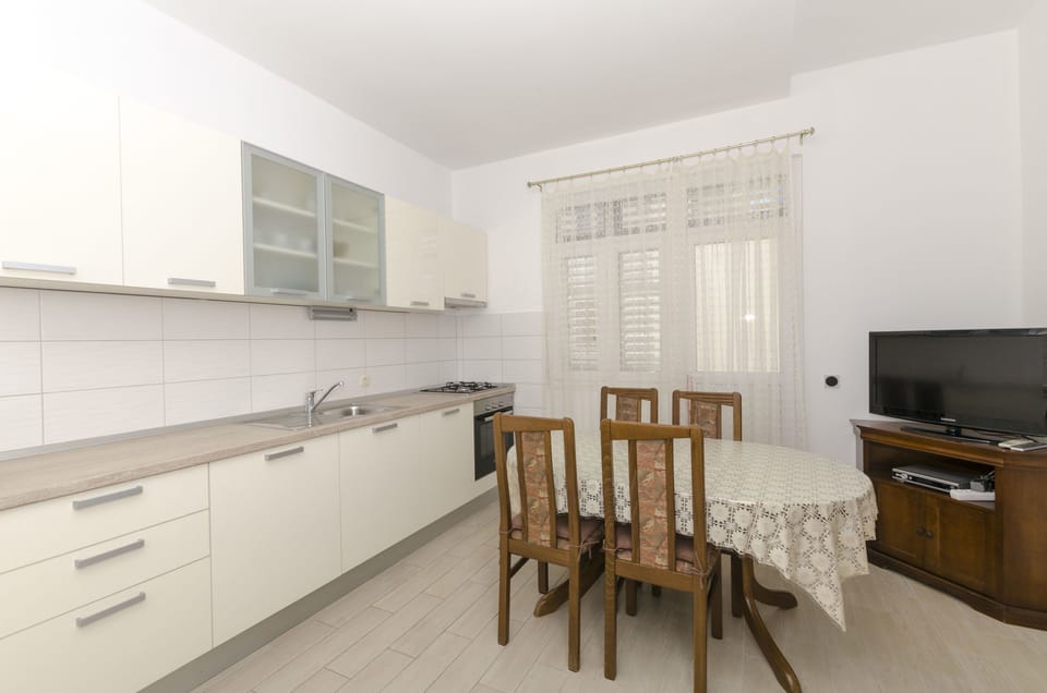 Private kitchen | Fridge, oven, stovetop, cookware/dishes/utensils