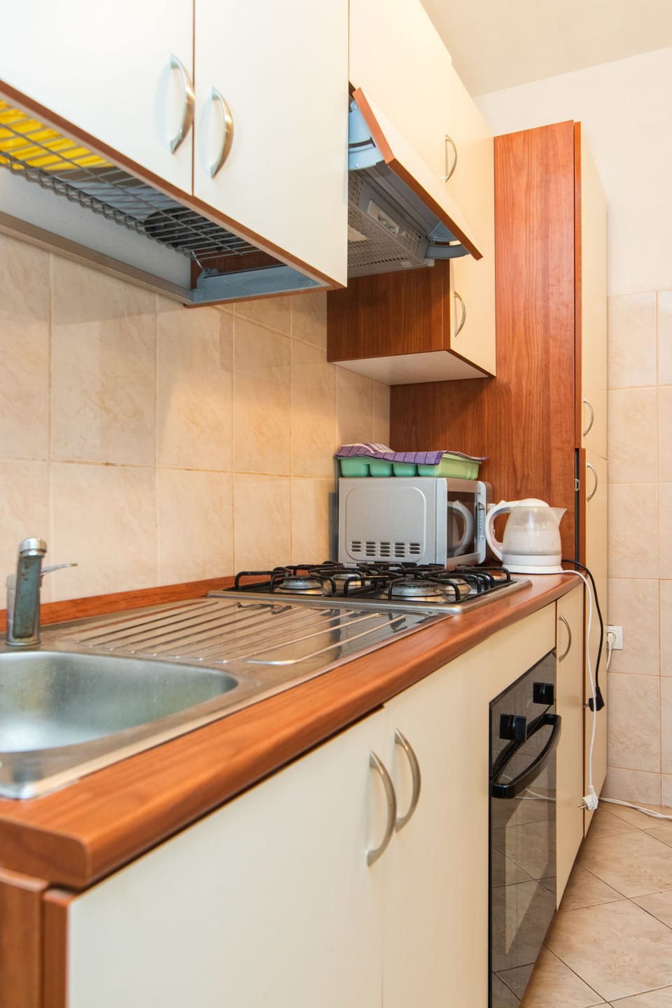 Private kitchen | Fridge, oven, stovetop, electric kettle