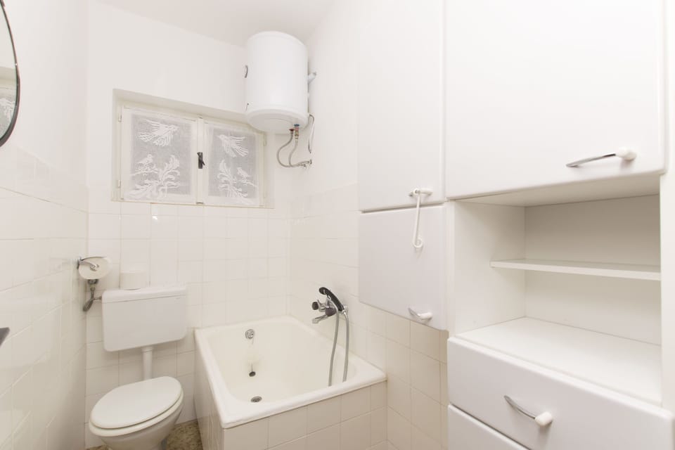 Bathroom | Bathtub