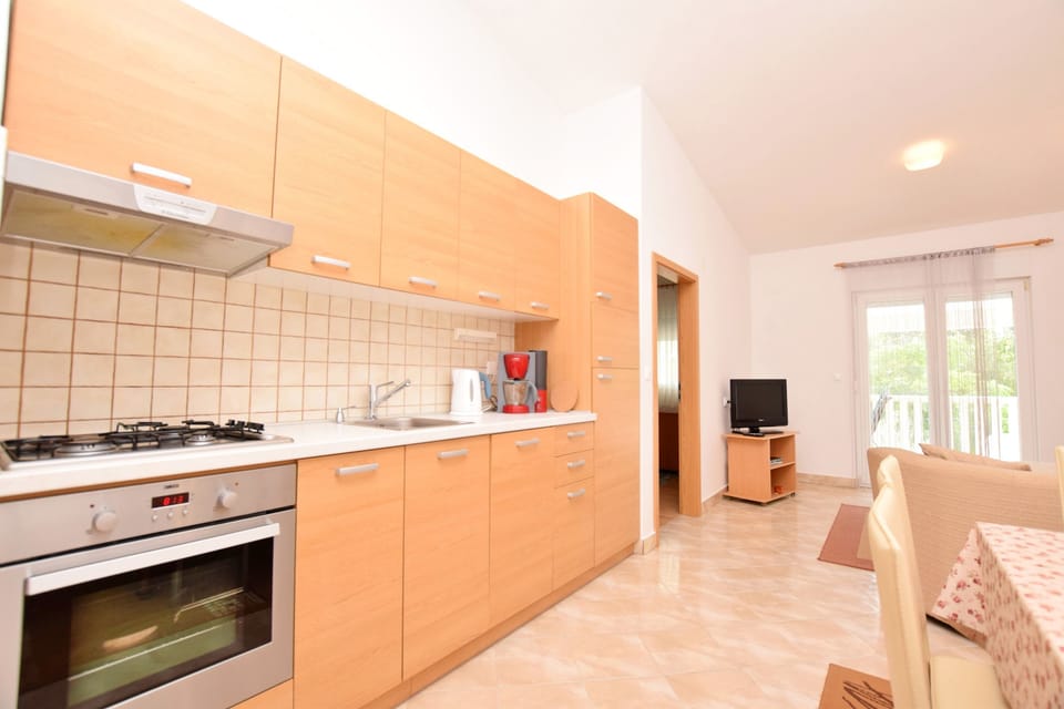 Private kitchen | Fridge, oven, stovetop, dishwasher