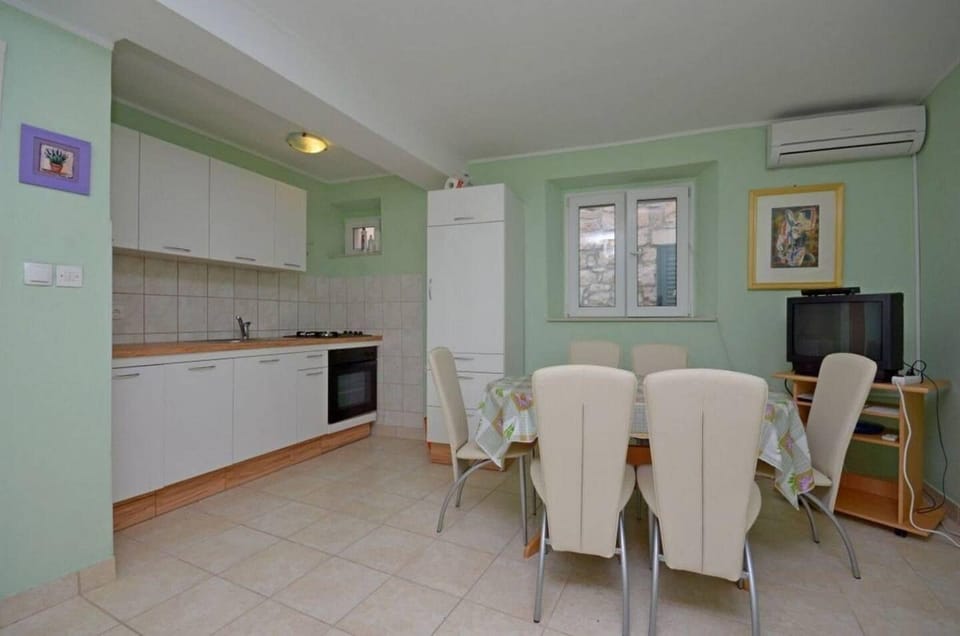 Private kitchen | Fridge, oven, stovetop, cookware/dishes/utensils