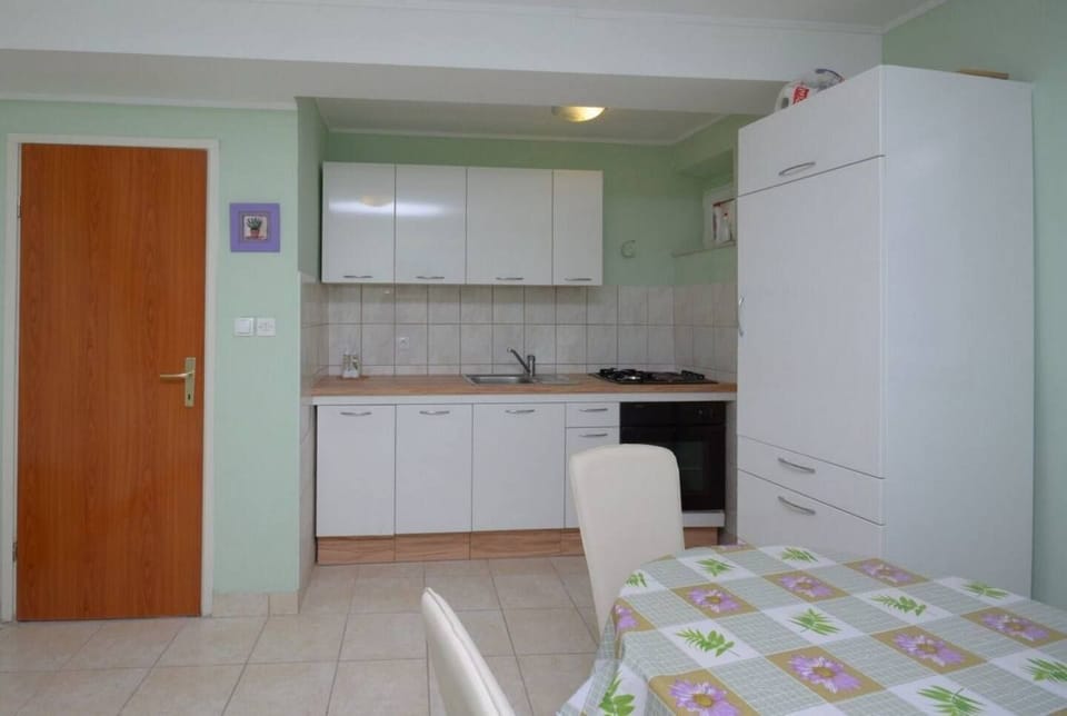 Private kitchen | Fridge, oven, stovetop, cookware/dishes/utensils
