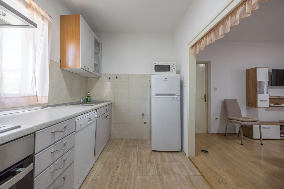 Apartment (A1) | Private kitchen | Fridge, microwave, oven, stovetop