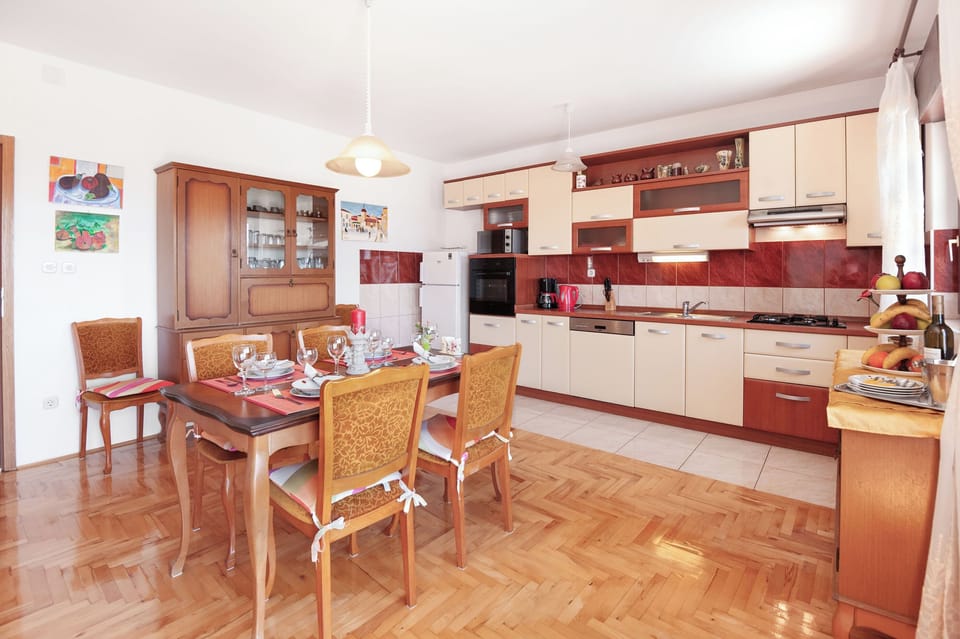 Apartment (A1) | Private kitchen | Fridge, microwave, oven, stovetop