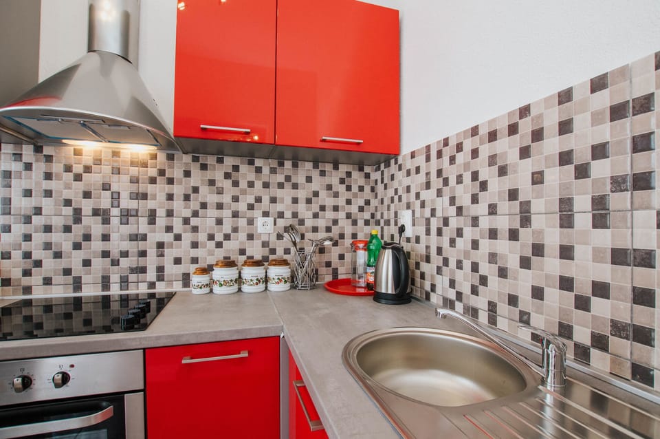 House | Private kitchen | Fridge, microwave, oven, stovetop